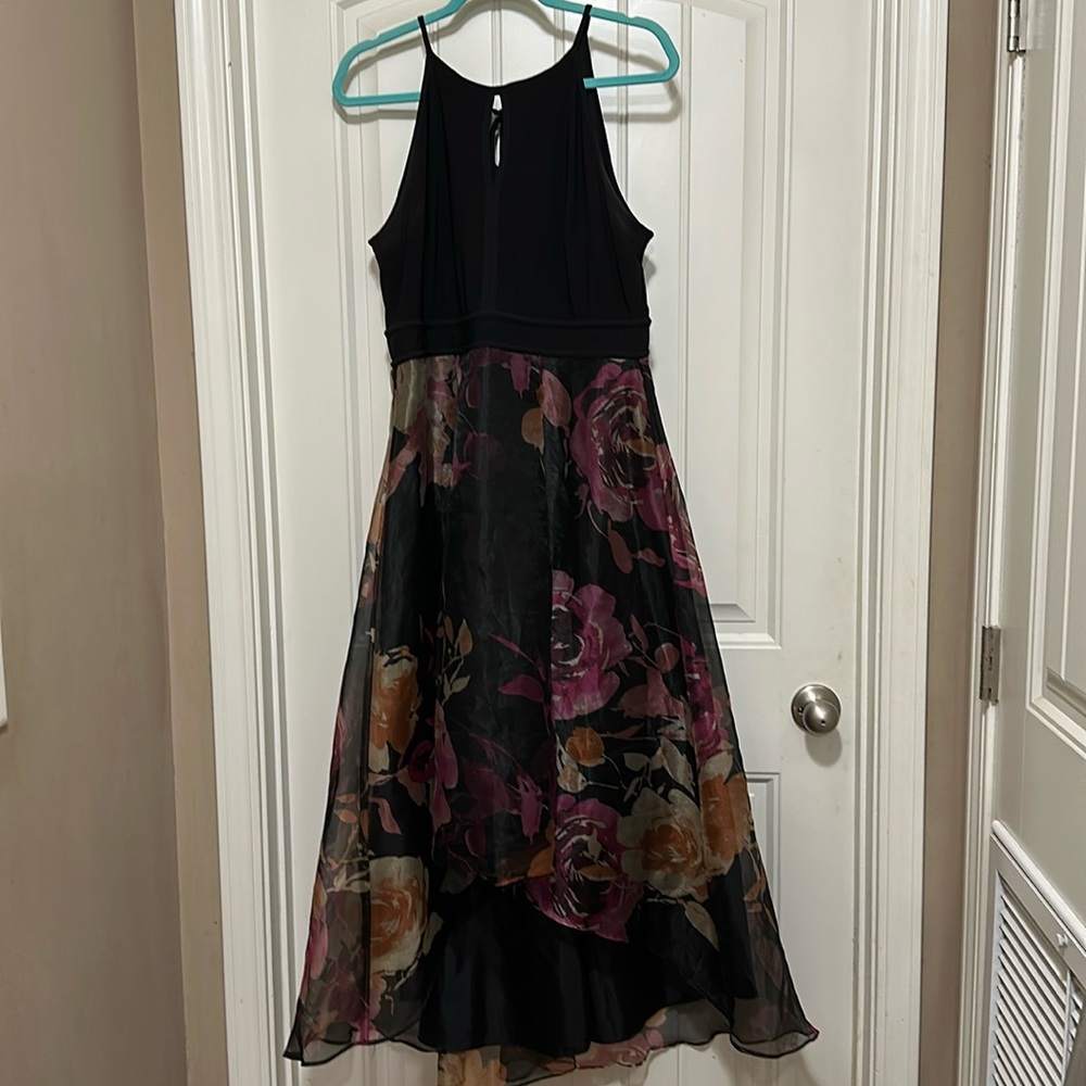 Size:14P This is a black floral dress with a train! Very pretty! Like new.